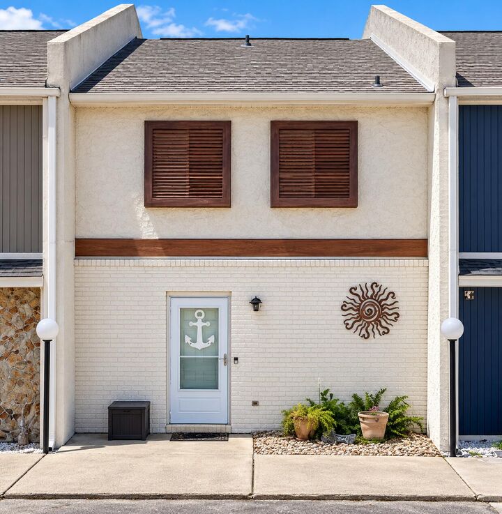 Property Photo:  6215 Thomas Drive Unit 123  FL 32408 