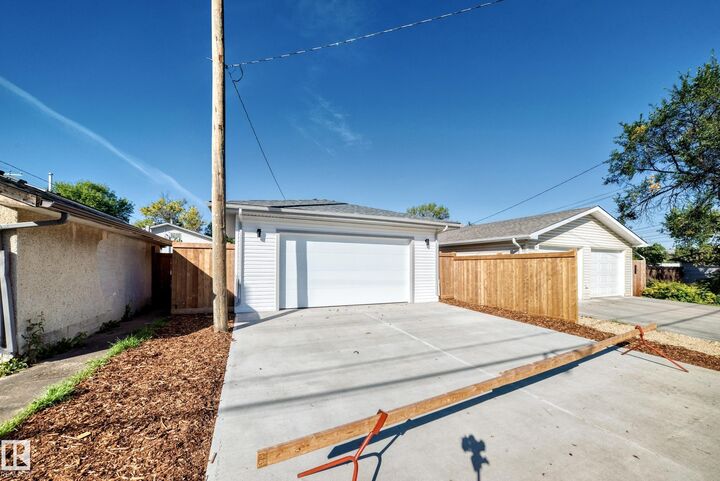 Photo de la propriété: 12411 86 Street NW AB T5B 3L3