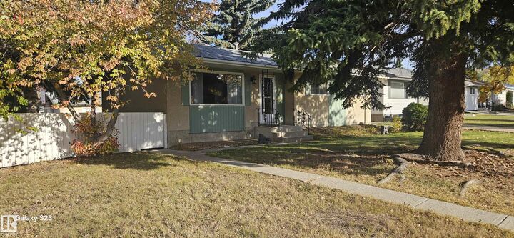 Property Photo:  2 Wren Crescent  AB T8A 0G5 