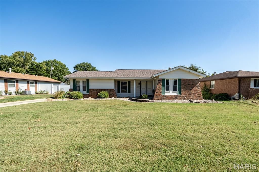 Property Photo:  3232 Newell Drive  IL 62040 