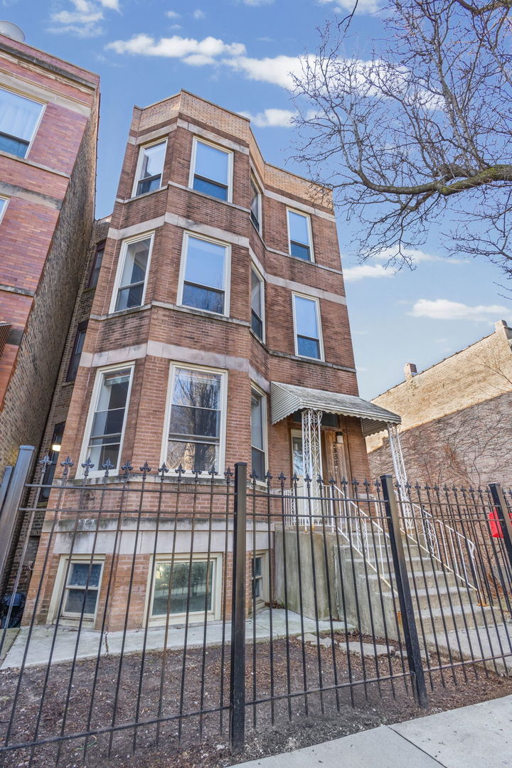 Property Photo:  2833 W Polk Street  IL 60612 