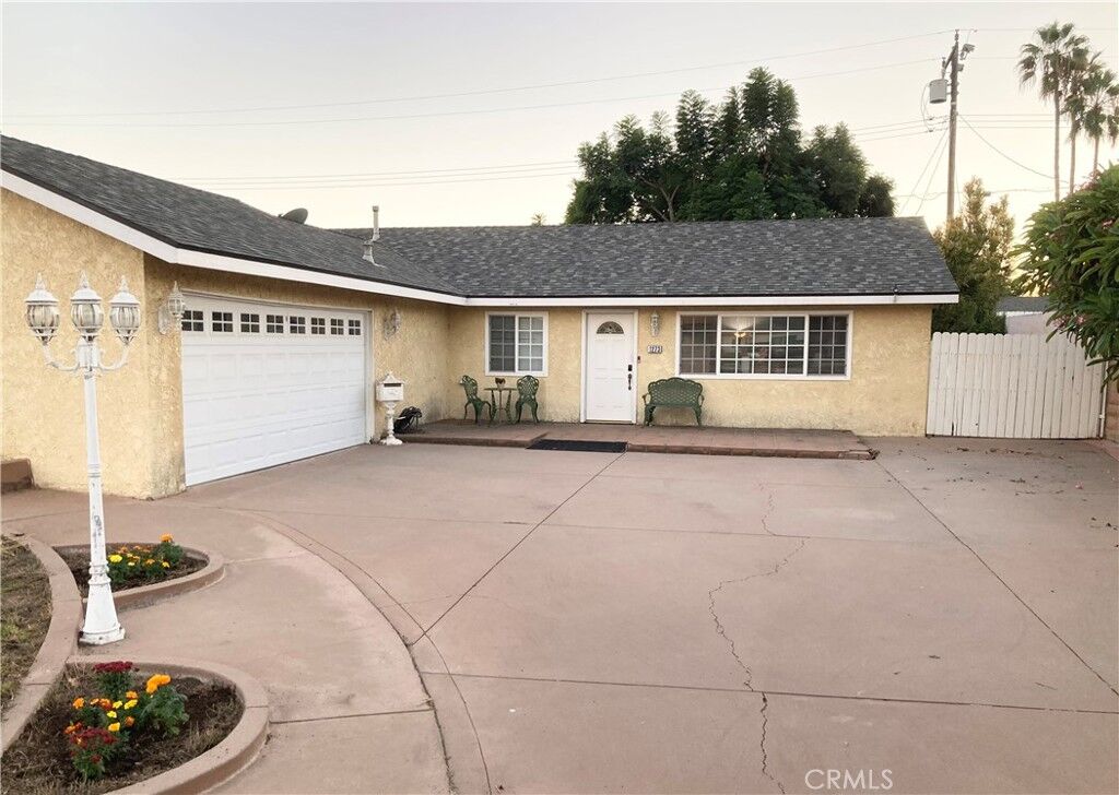 Property Photo: 1273 Elsinor Avenue CA 93004
