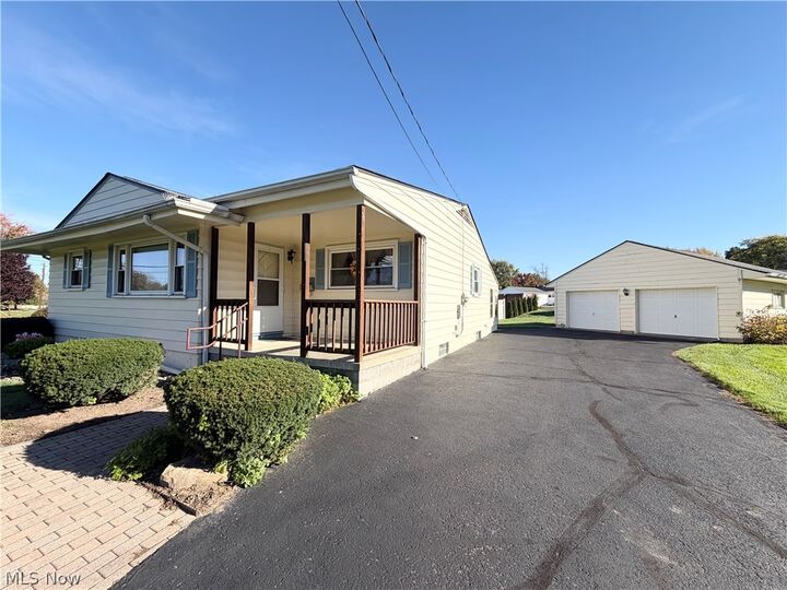 Property Photo:  1501 Gypsy Lane  OH 44446 