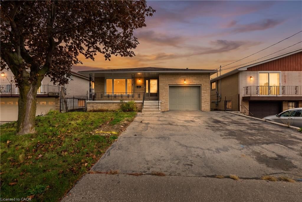 Property Photo:  11 Algonquin Court Upper  ON L8T 4T2 