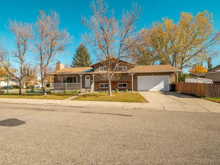 Property Photo:  80 Ojibwa Road W  AB T1K 5L1 