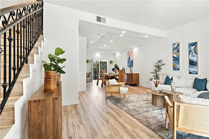 Property Photo:  10833 Kling Street 4  CA 91602 
