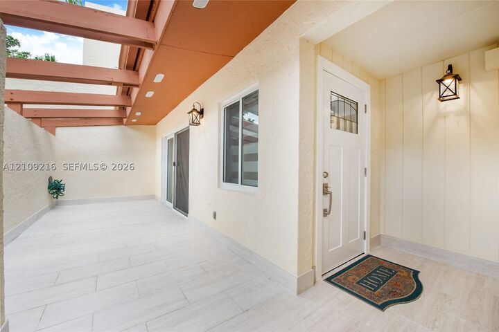 Property Photo:  10421 SW 76th St 10421  FL 33173 