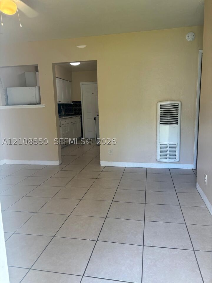Property Photo:  704 SE 21st St 2  FL 33316 
