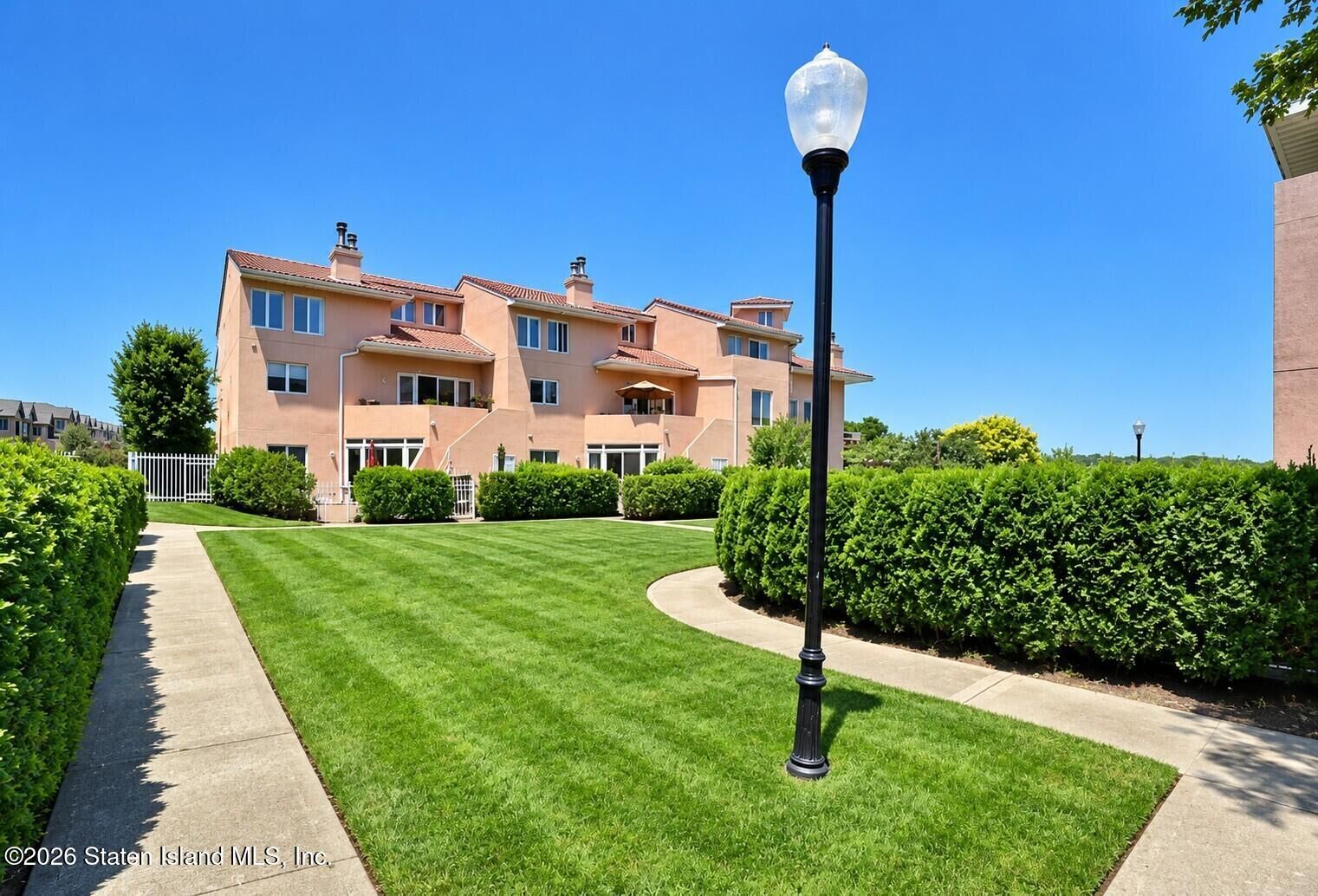 Property Photo:  52 Harbour Court 52  NY 10308 