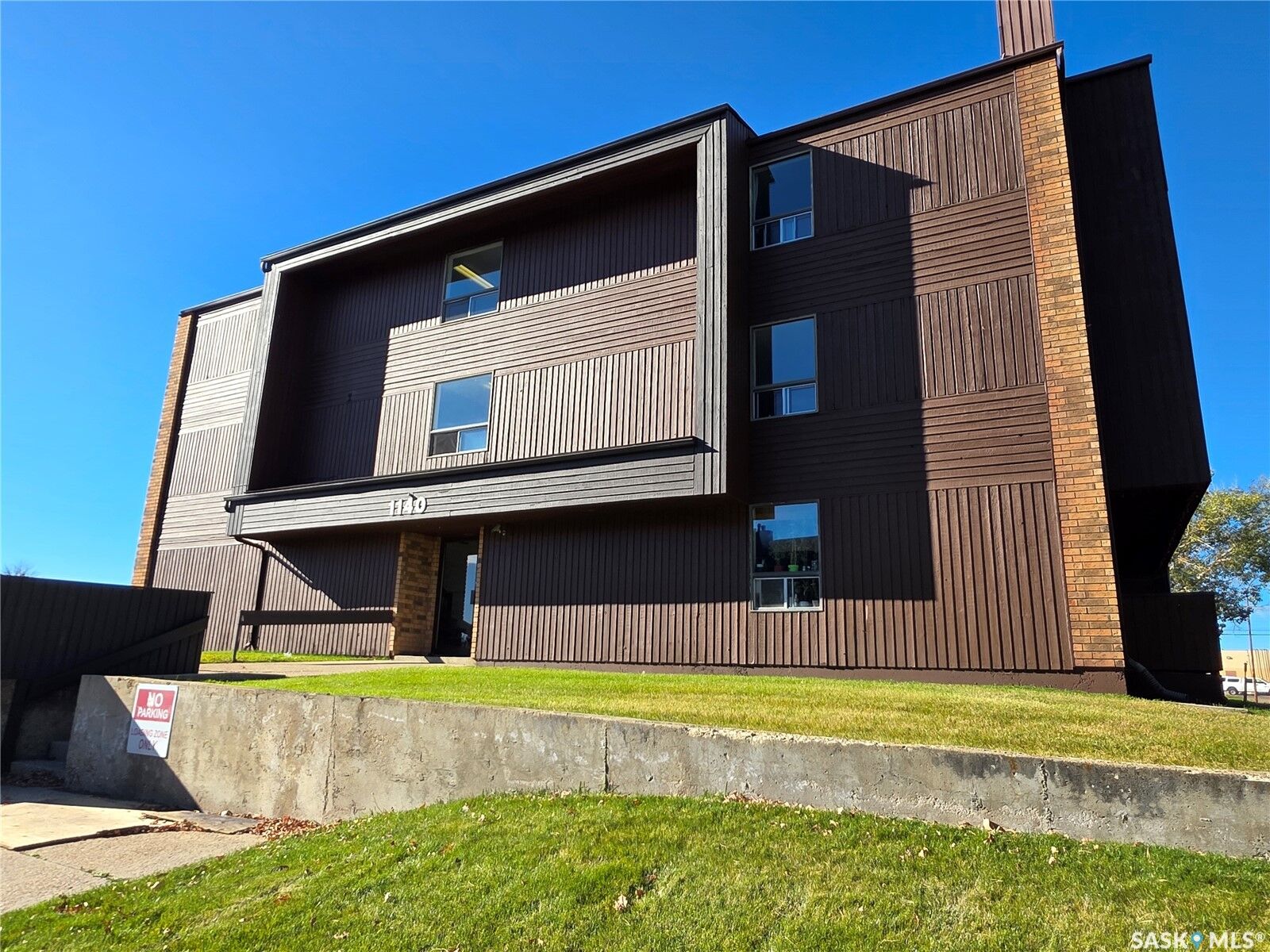 Property Photo:  1140 9th Avenue NE 201  SK S9H 2S9 