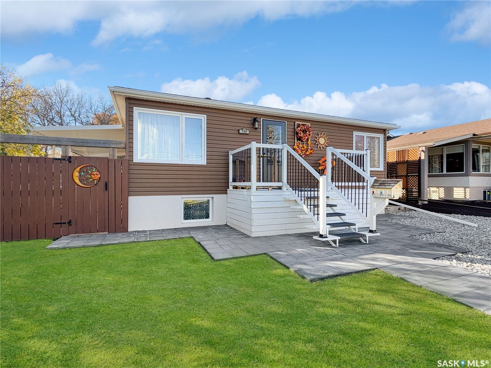 Property Photo:  720 6th Avenue NE  SK S9H 2M8 