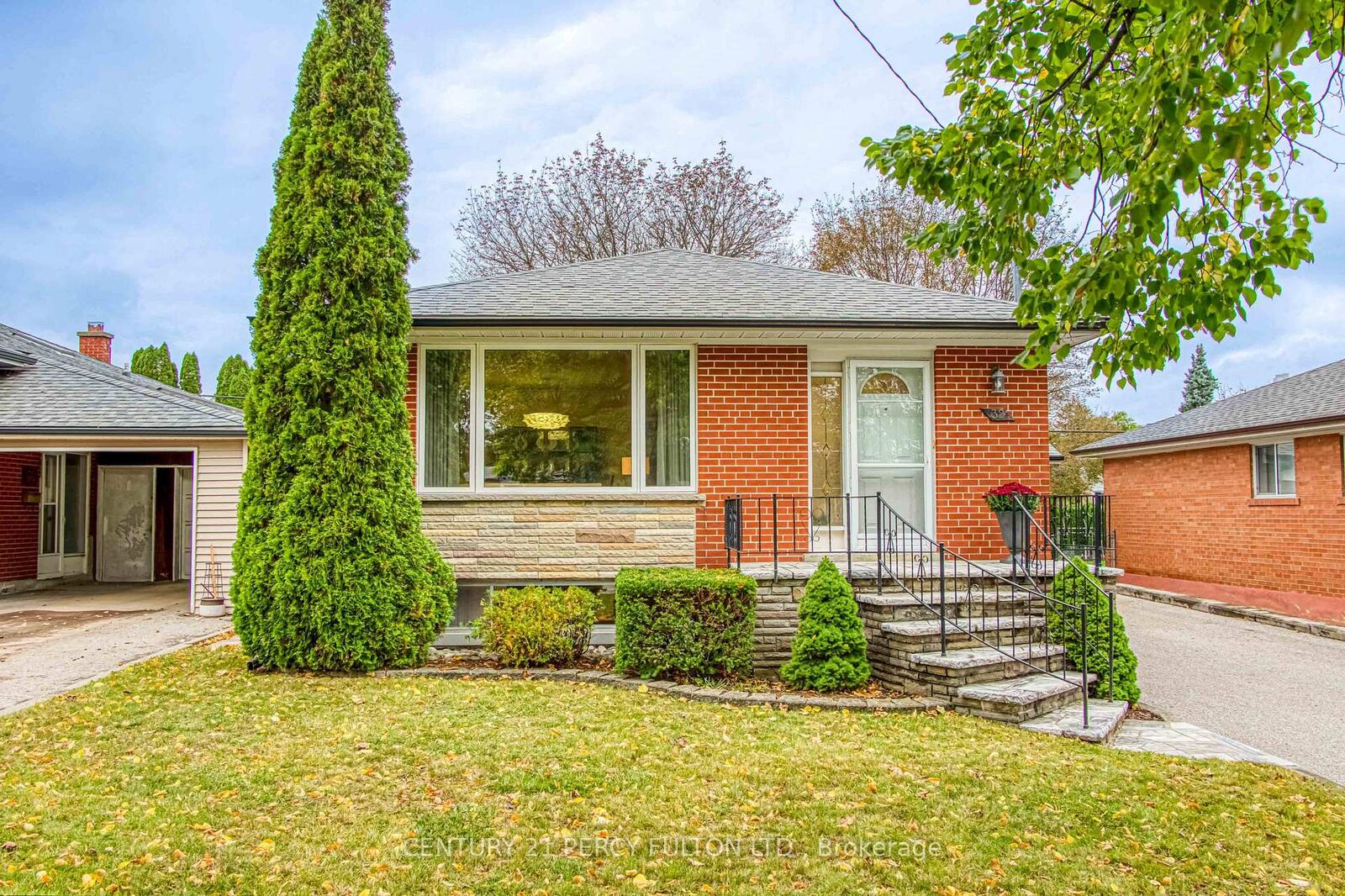 Property Photo:  32 Bromton Drive  ON M1P 4B8 