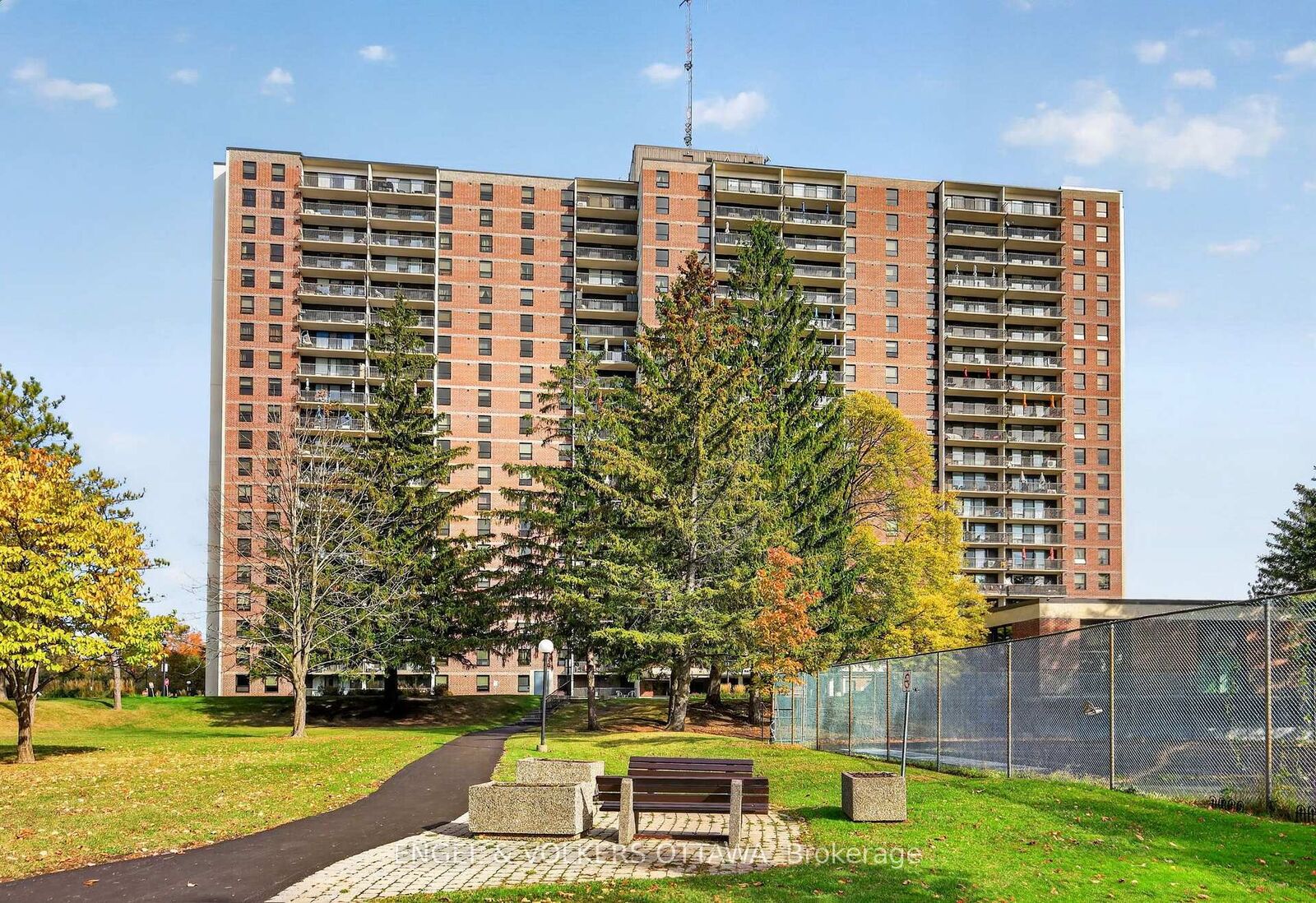 Property Photo:  665 Bathgate Drive 301  ON K1K 3Y4 