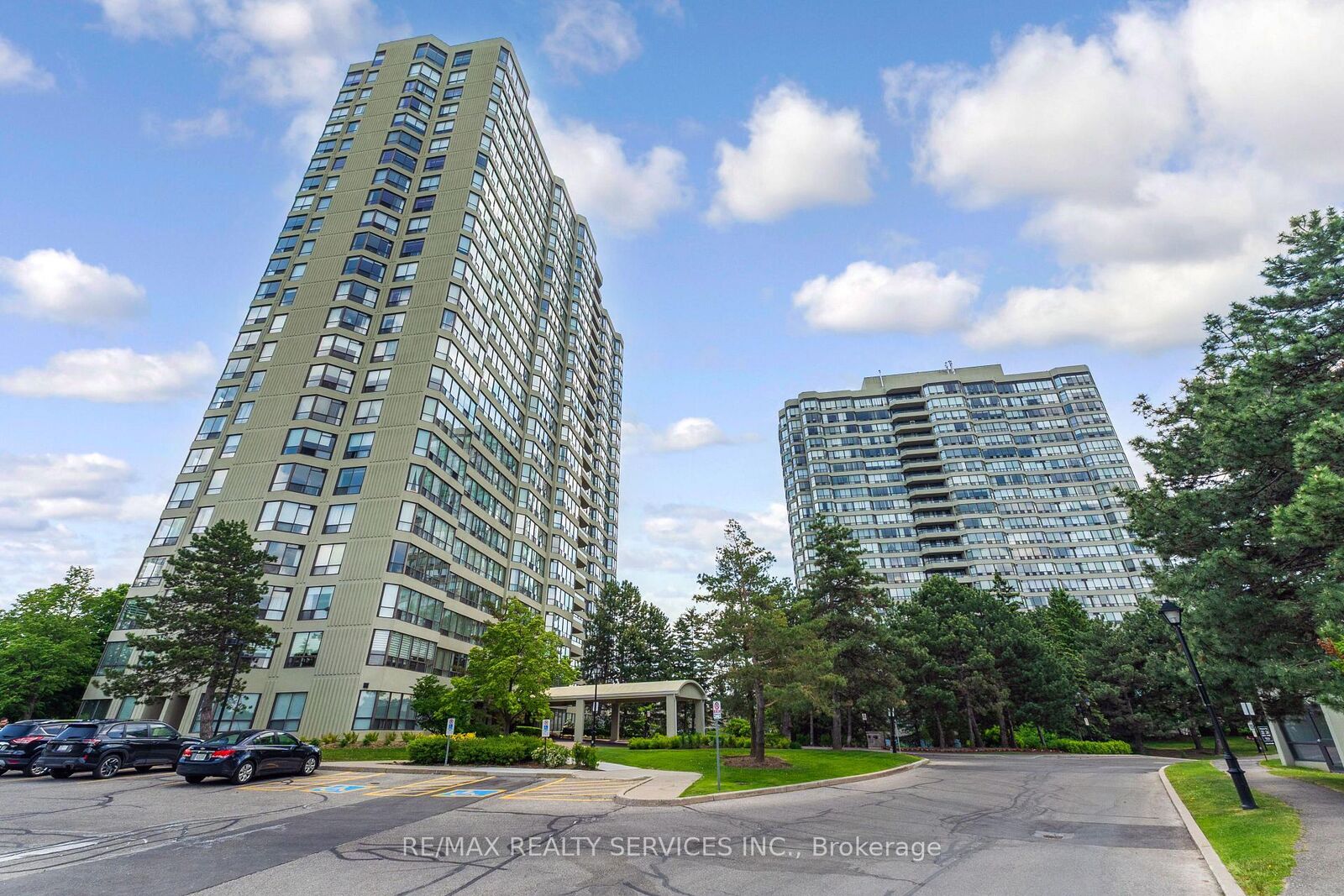 Property Photo:  22 Hanover Road 709  ON L6S 5K7 