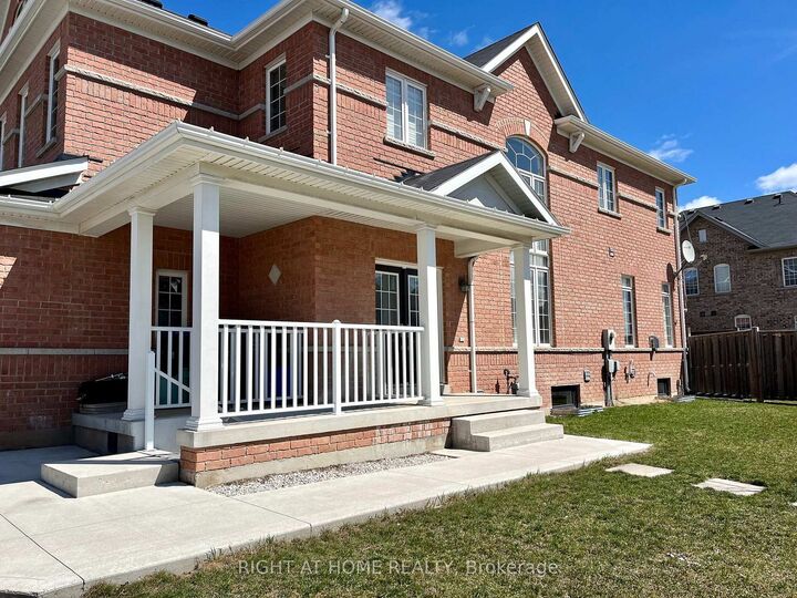 Property Photo:  918 Oasis Drive Lower  ON L5V 0C7 