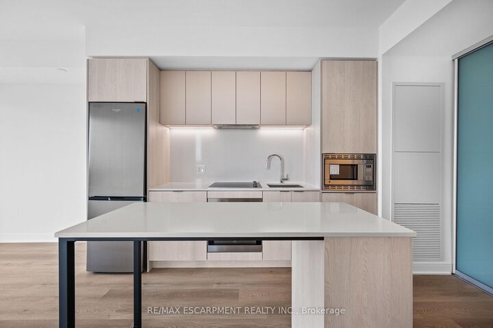 Property Photo: 86 Dundas Street E 1016 ON L5A 1W4