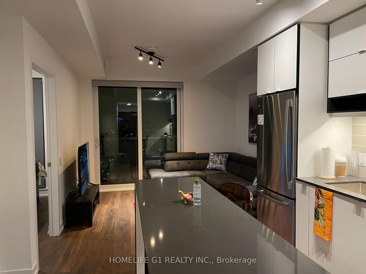 Property Photo:  4065 Confederation Parkway 4007  ON L5B 0L4 