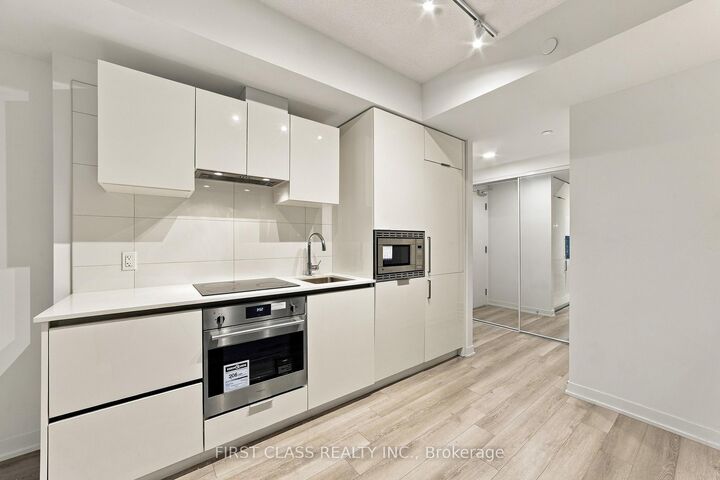 Property Photo:  238 Simcoe Street 401  ON M5T 0E2 