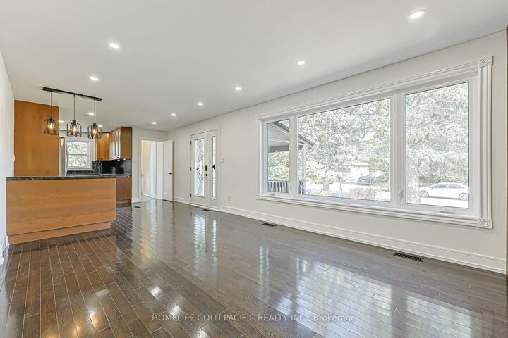 Property Photo:  314 Wenlock  (Upper) Avenue  ON L4C 1M7 