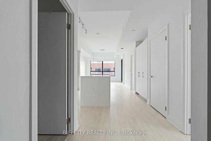 Property Photo:  33 Frederick Todd Way 605  ON M4G 0C9 