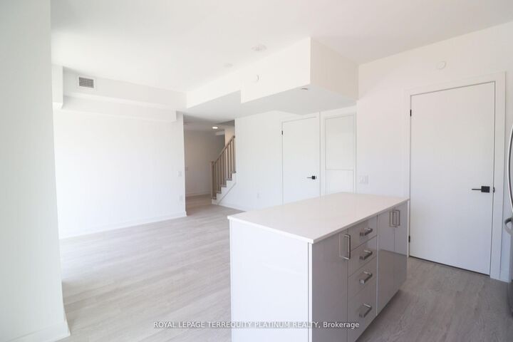 Property Photo:  2782 Barton Street E 111  ON L8E 0L3 
