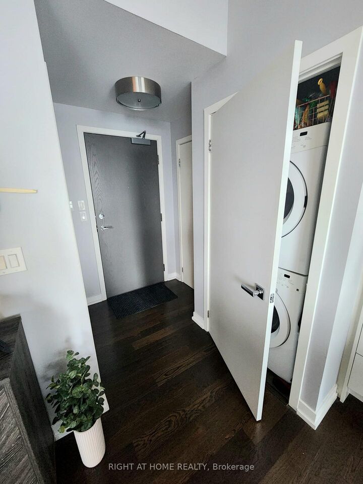 Property Photo:  21 Widmer Street 1906  ON M5V 0B8 