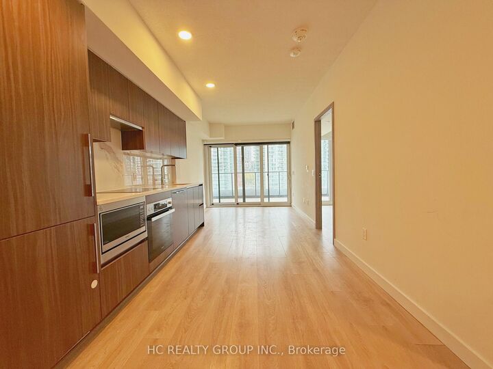 Property Photo:  1 Concord Cityplace Way 739  ON M5V 0X3 