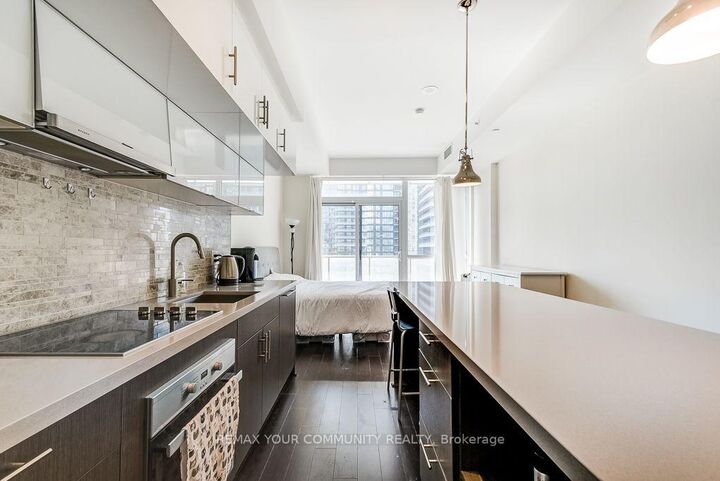 Property Photo:  8 Mercer Street 1809  ON M5V 0C4 