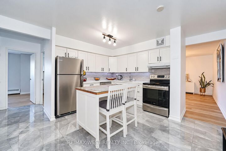 Property Photo:  1100 Caven Street 406  ON L5G 4N3 