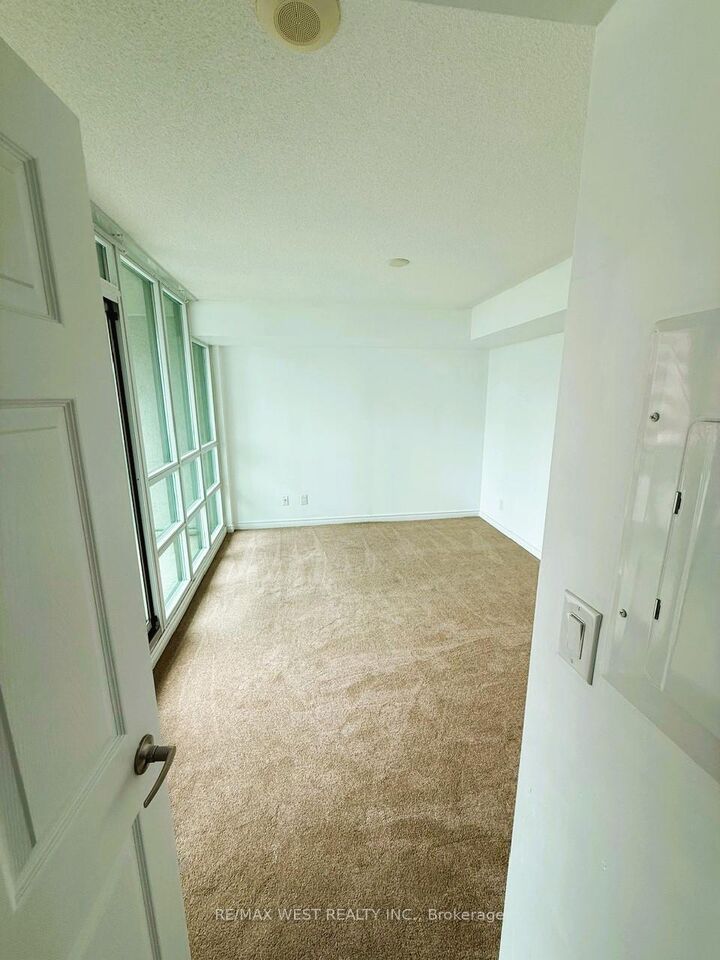 Property Photo: 208 Enfield Place 1501 ON L5B 0G8
