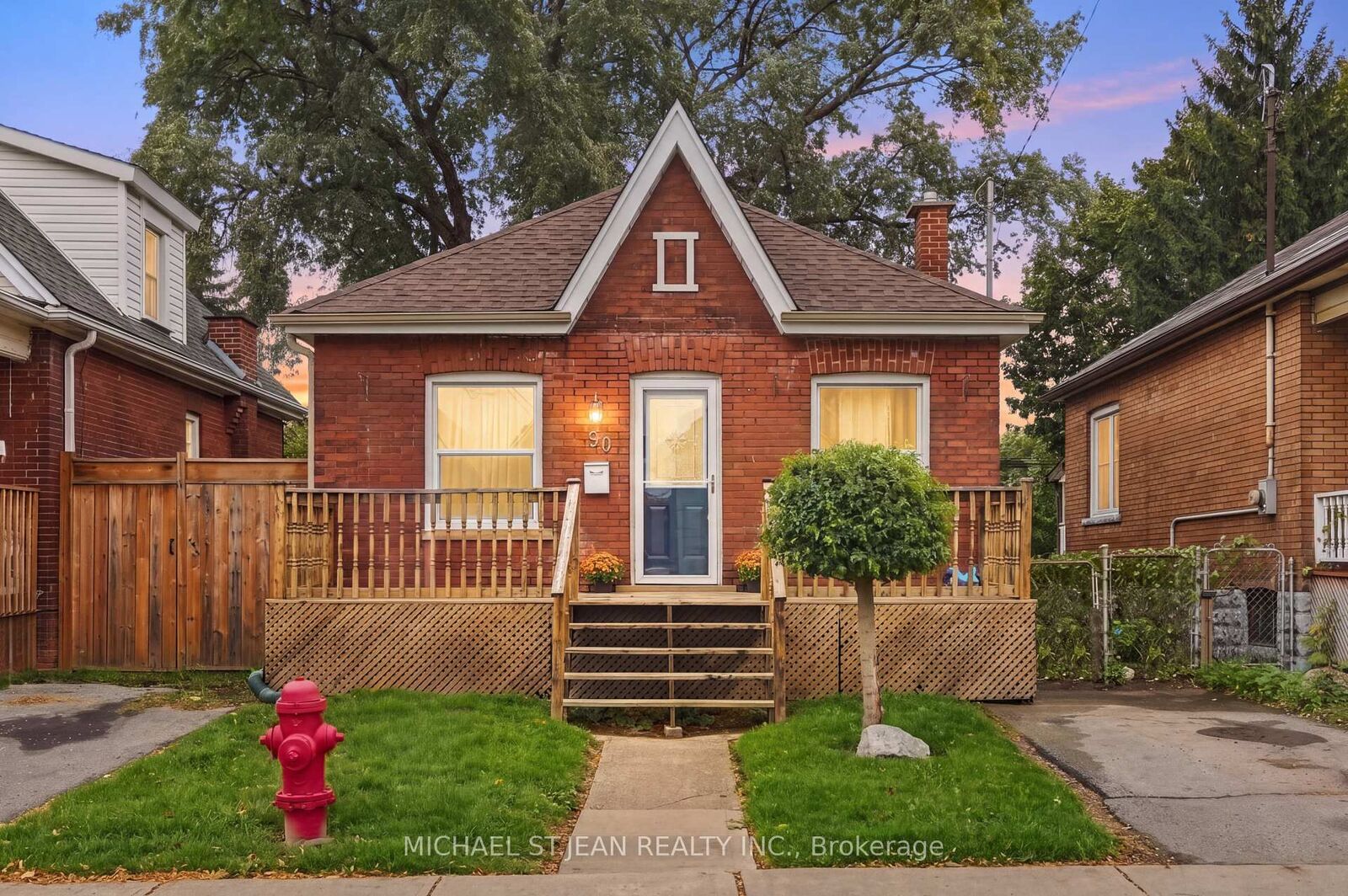 Property Photo:  90 London Street N  ON L8H 4B5 