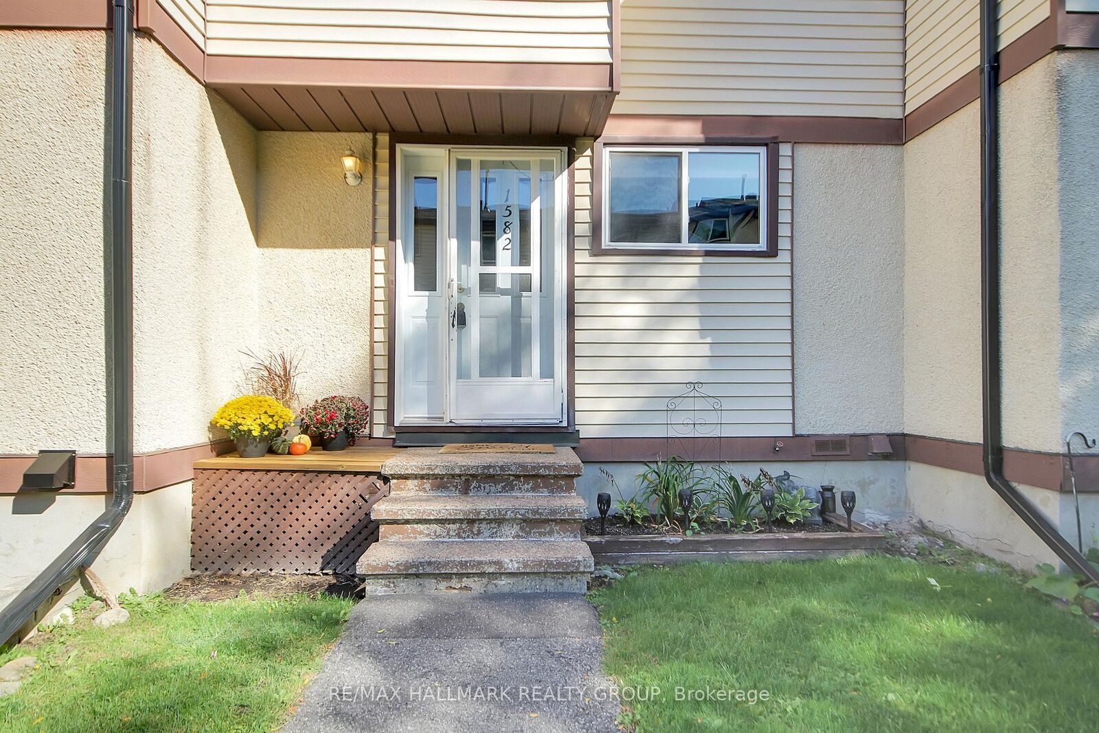Property Photo:  1582 Feather Lane 61  ON K1T 1V4 