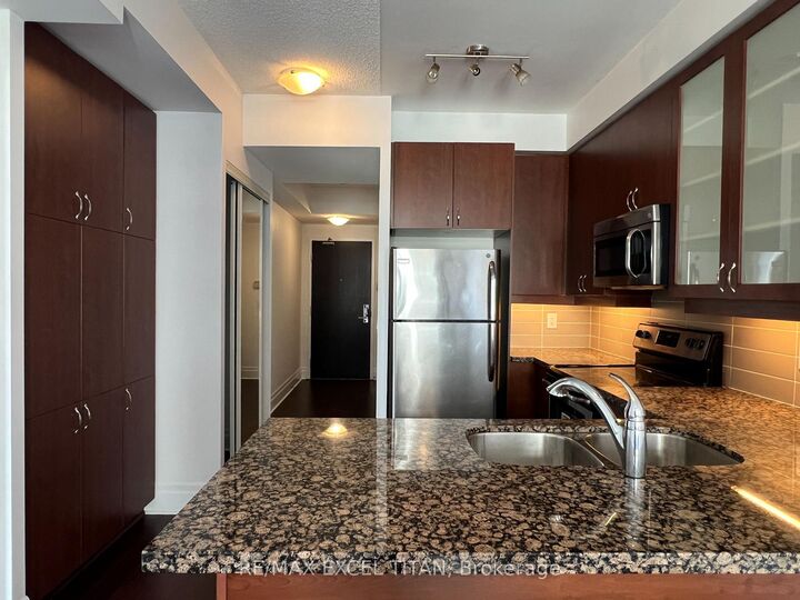 Property Photo:  111 Upper Duke Crescent 607  ON L6G 0C8 