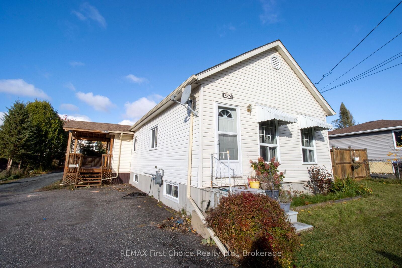 Property Photo:  729 Hodder Avenue  ON P7A 1W2 