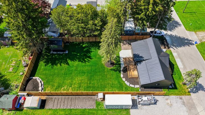 Property Photo:  550 Wellington Street  ON N4W 3G9 