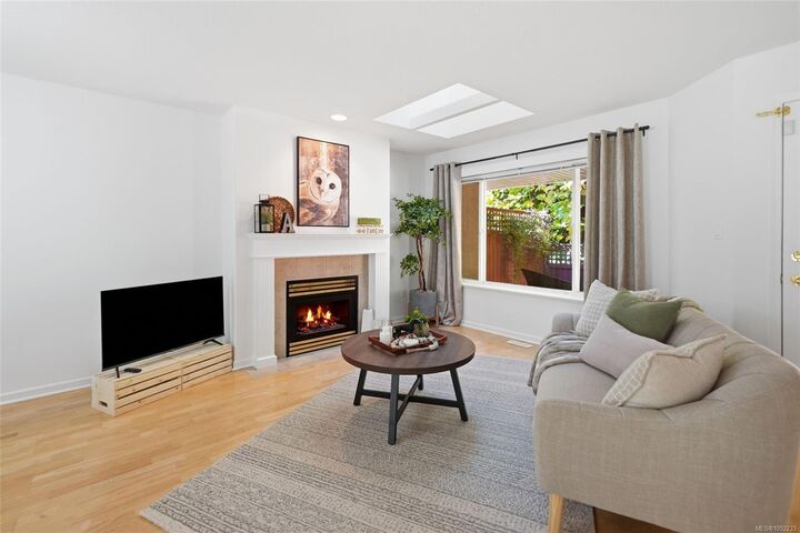Property Photo: 850 Arbutus St #9 BC V9K 2M7