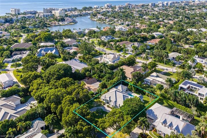 Property Photo:  565 Coral Dr  FL 34102 