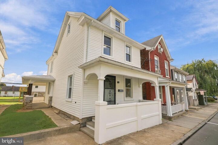 Property Photo:  708 Locust Street  PA 17042 