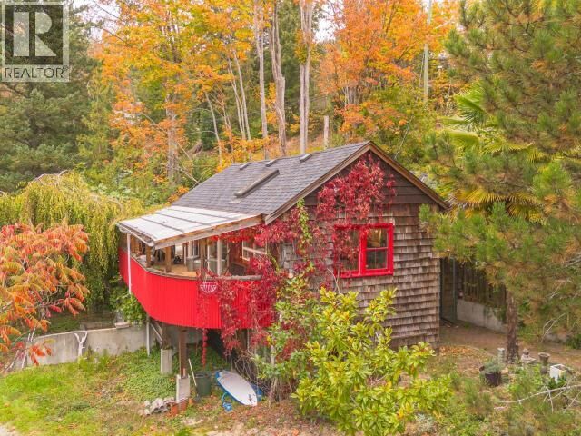 Property Photo:  7160 Cranberry Street  BC V8A 3Z8 