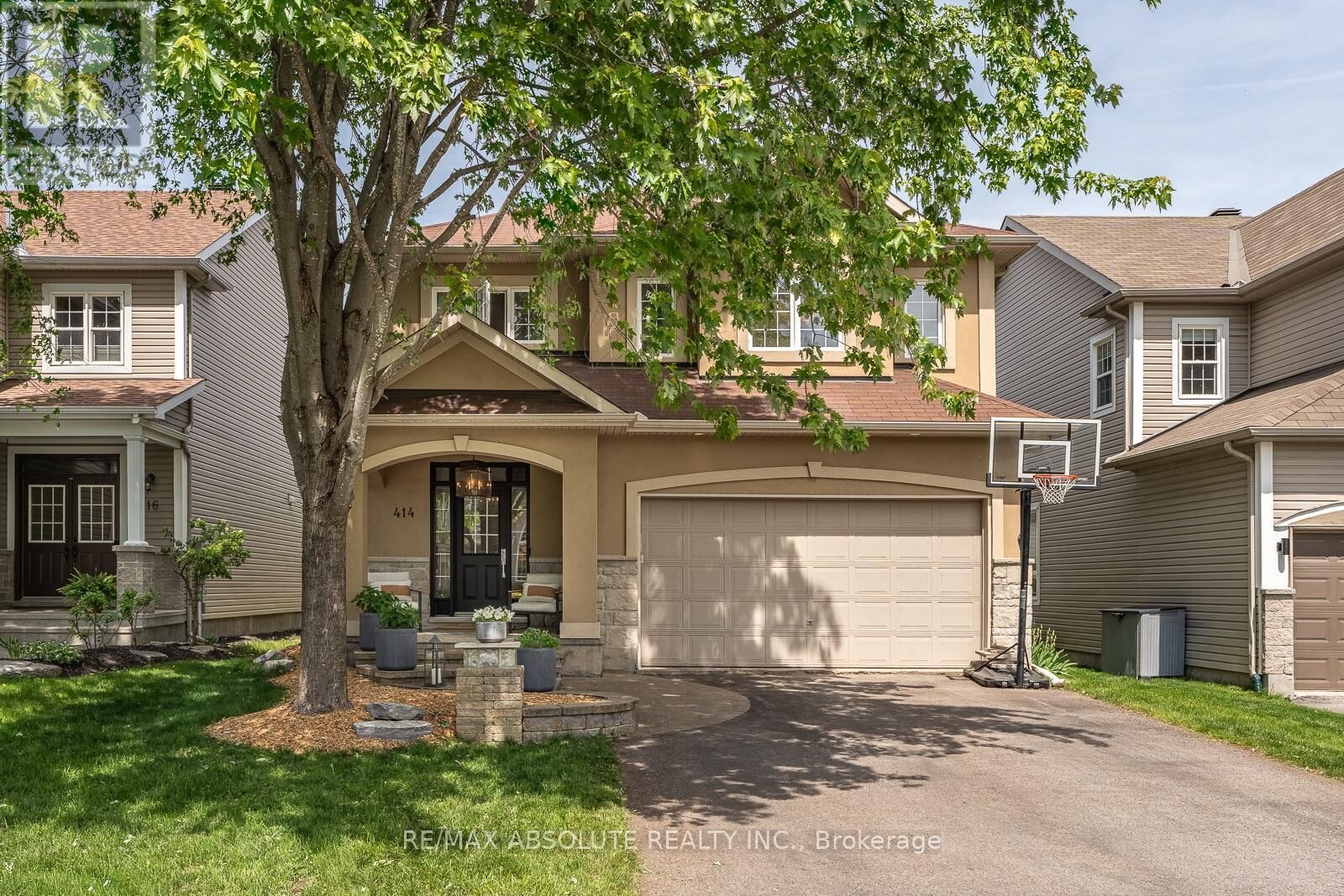 Property Photo: 414 Landswood Way ON K2S 0A3