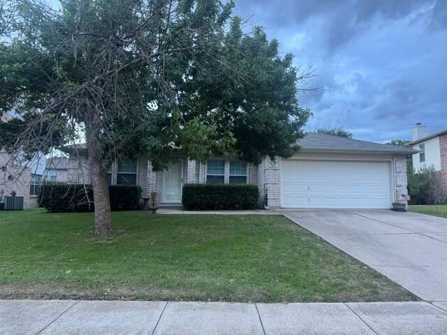 Property Photo: 729 Raven Drive TX 76131