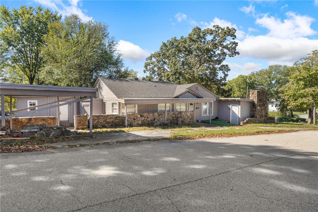 Property Photo:  702 E Argyle Street  AR 72601 