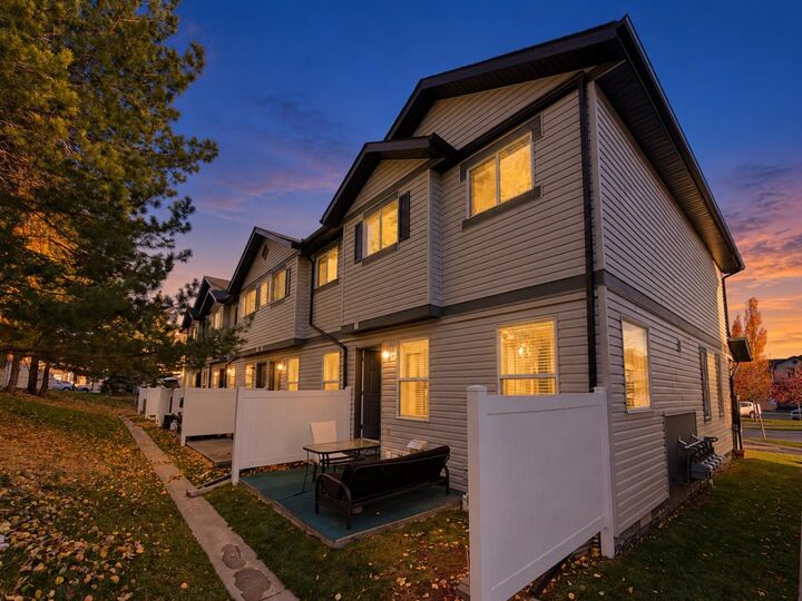 Property Photo:  105 Drake Landing Common 87  AB T1S 0C9 