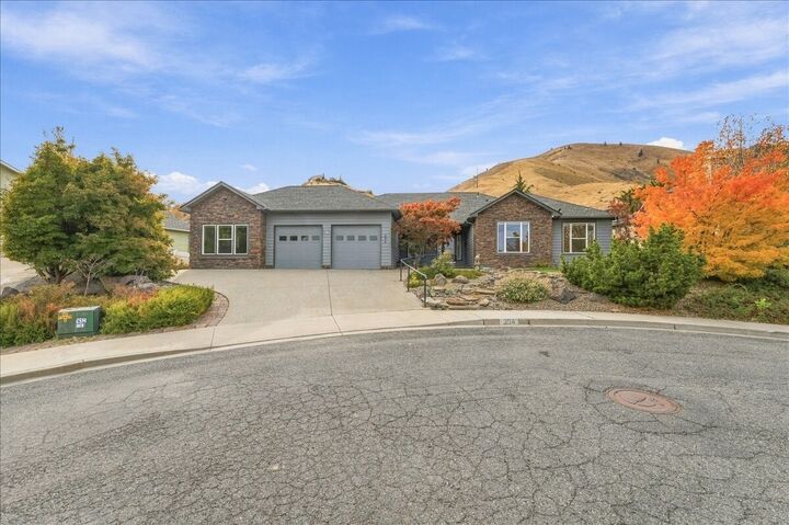 Property Photo:  394  Lars Lane  WA 98801 