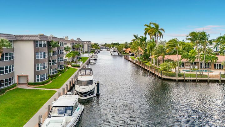 Property Photo:  3121 NE 51st Street NE 102E  FL 33308 