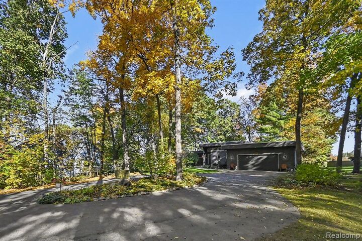 Property Photo:  10685 Oxbow Lakeshore Drive  MI 48386 