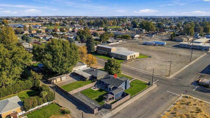 Property Photo:  1704 N 22nd Ave  WA 99301 