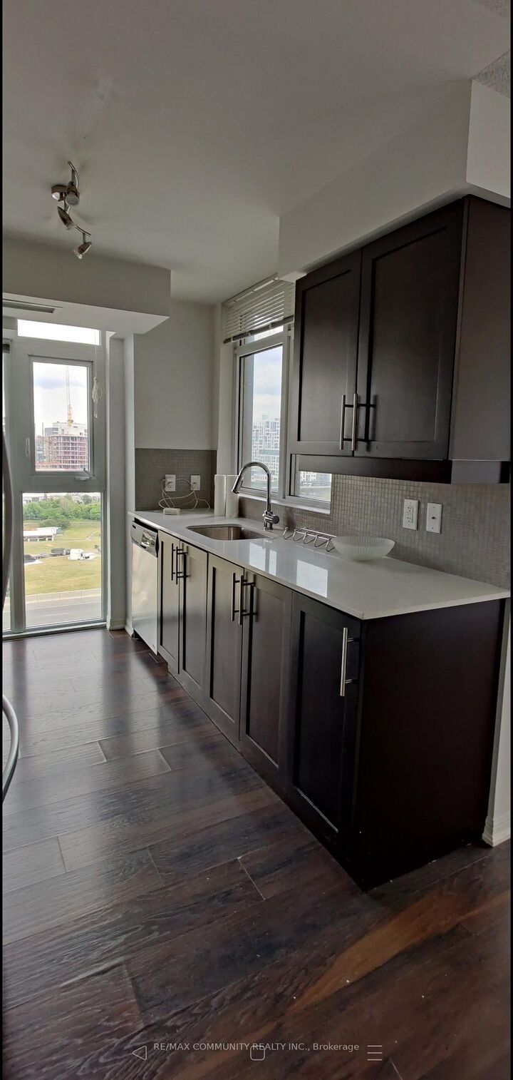 Property Photo:  35 Bastion Street 1919  ON M5V 0C2 