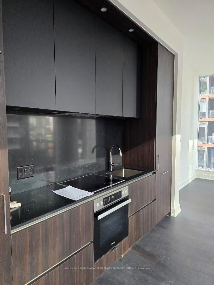 Property Photo: 35 Mercer Street W 811 ON M5V 1H2