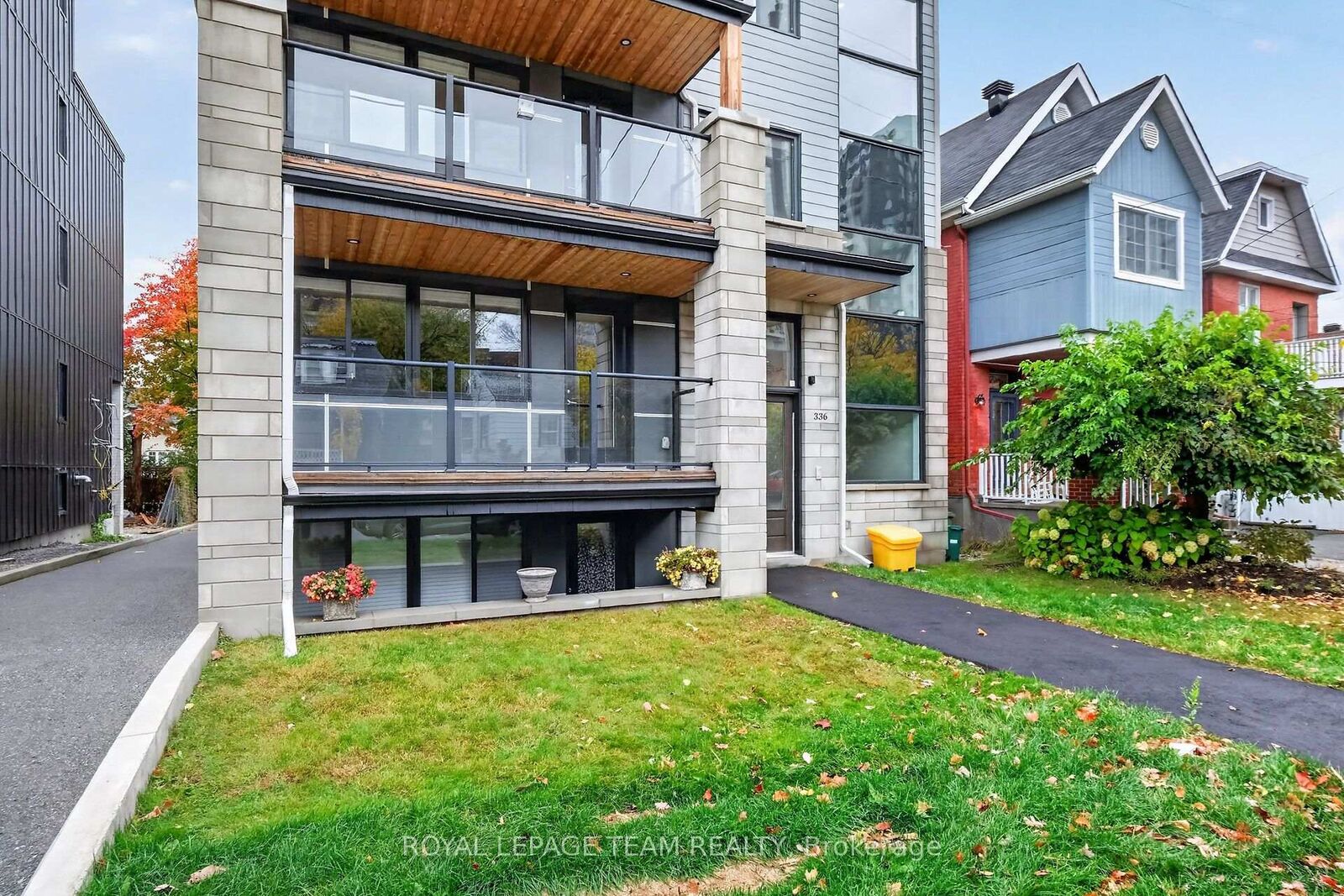 Property Photo:  336 Tweedsmuir Avenue 2  ON K1Z 5N4 